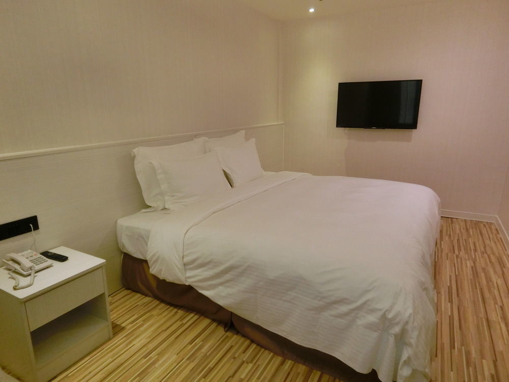 Wemeet Hotel Pingtung Esterno foto